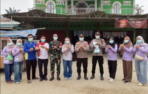 Kabut Asap di Tebo, Babinsa Bagikan Masker ke Warga Pasar Bangun Seranten