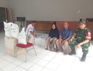 Bantuan Beras Disalurkan ke Warga Sungai Abang, Babinsa Pastikan Berjalan Lancar