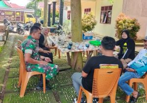 Babinsa Lilik Budiono Jalin Silaturahmi dengan Warga Sumber Sari Sambil Menikmati Kopi Paman
