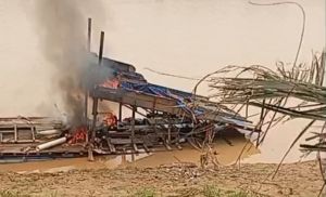 Konflik PETI di Sungai Batanghari Kembali Memanas, Satu Rakit Dibakar