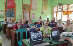 Kabut Asap Selimuti Tebo, Guru MTsN 1 Tetap Jalankan Pembelajaran Daring