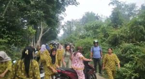 Puluhan Emak-emak Hadang Polisi Saat Penertiban PETI di Teluk Pandak Tebo