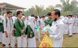 Peduli Kesehatan Siswa, BKPRMI Tebo Salurkan Bantuan Masker ke MAN 1 Tebo