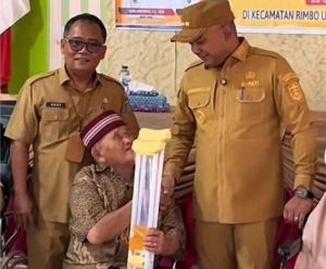 Bupati Tebo Salurkan Bantuan Disabilitas dan Program Penanganan Stunting di Rimbo Ulu