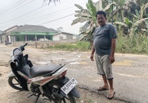 Debu Pekat Ganggu Pengguna Jalan, Lies Berinisiatif Siram Jalan