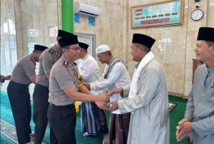 Polres Muaro Jambi Sosialisasikan Layanan 110 saat Jumat Keliling di Jaluko