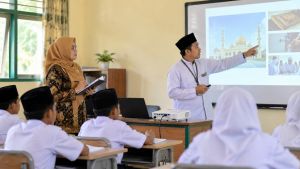 Kepala MTsN 1 Tebo Supervisi Guru Fiqih, Pantau Pembelajaran Digital di Kelas VIII