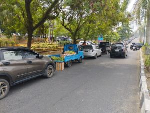 Parkir Liar Kembali Marak di Depan RSUD H. Hanafie Bungo, Warga Pertanyakan Penertiban