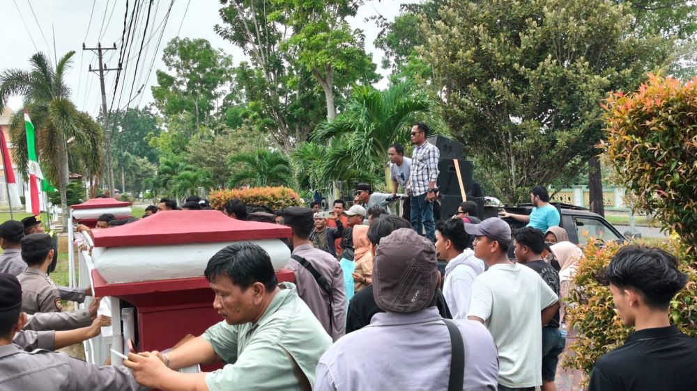 “Kalau Perusahaan Berhenti, Kami Mau Makan Apa?” Warga Senamat Protes ke DPRD Bungo