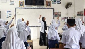 Mahasiswi PLP UIN STS Jambi Bangkitkan Semangat Belajar Siswa MTsN 2 Kota Jambi Lewat Ice Breaking