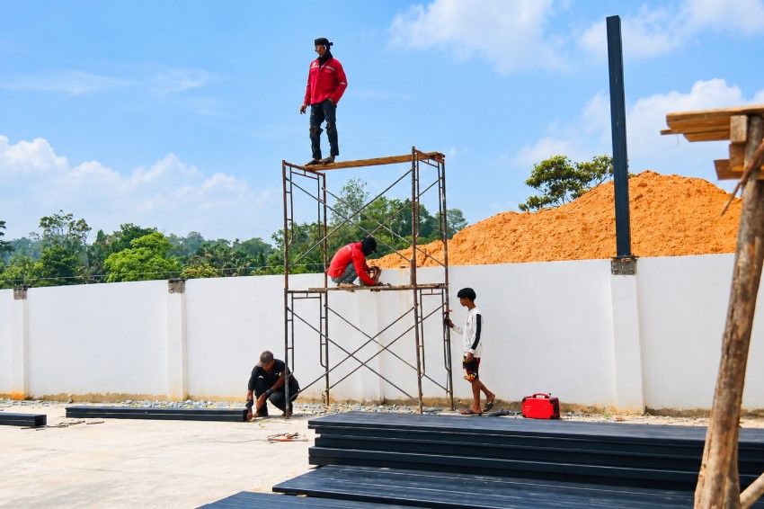 Pembangunan Koperasi Merah Putih Desa Kunangan Capai 52,42 Persen, Pekerja Mulai Pasang Tiang Kolom